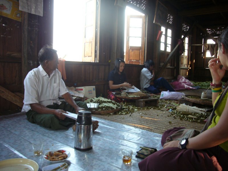 Travel - Myanmar - Inle Lake - First Boat Trip - The boat-drivers village - Rice and Cigars